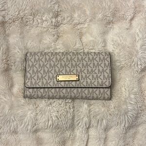 Michael Kors wallet (White Monogram)